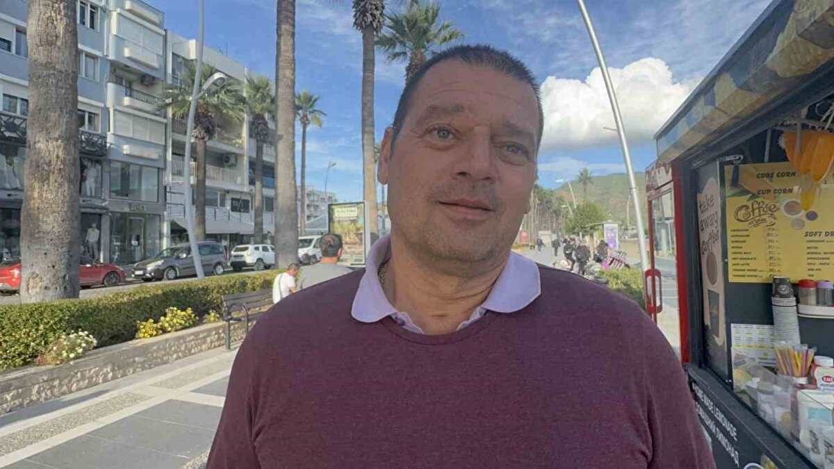 Övet, 7 yaşındayken Marmaris Yat Limanı’nda Rodos’tan gelen teknelerin altına dalarken keskin midye kabukları nedeniyle kalbinin durduğunu, çevredekilerin müdahalesiyle hayata döndüğünü anlatıyor. Aynı yaşlarda evlerinin terasından düşerek ağır yaralanan Övet, 4 günlük yoğun bakım sürecinin ardından yeniden yaşama tutundu.