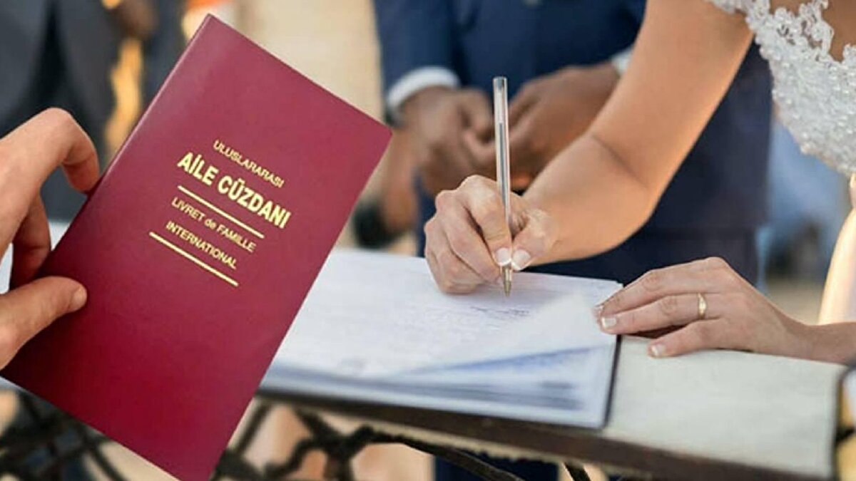 Emsal niteliğinde karar<br><br>Avukat Tevfik İmamoğlu, Kayseri 5. Aile Mahkemesi’nde görülen davada, eşinin sosyal medyada başka kadınların fotoğraflarını beğendiğini belirten kadının başvurusunun kabul edildiğini aktardı. İlk derece mahkemesi, bu davranışı sadakat yükümlülüğüne aykırı buldu ve kocayı kusurlu saydı. Karar, istinaf sürecinin ardından Yargıtay tarafından onaylanarak kesinleşti.