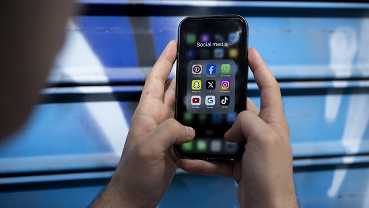 Kayseri’de bir boşanma davası üzerinden verilen Yargıtay kararı, Türkiye’de sosyal medya kullanımının evlilik hukuku açısından nasıl değerlendirileceğine dair önemli bir ölçüt ortaya koydu. Yargıtay 2. Hukuk Dairesi, karşı cinse ait fotoğrafları sosyal medyada beğenmenin “güven ihlali” oluşturabileceğine ve boşanma sebebi sayılabileceğine hükmetti.