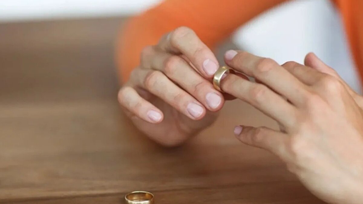 Sosyal medya kullanımına uyarı<br><br>Avukat İmamoğlu, kararın özellikle evli bireylerin sosyal medya alışkanlıkları için yeni bir dikkat eşiği oluşturduğunu belirtti. İmamoğlu, dijital platformlardaki davranışların artık doğrudan kusur değerlendirmesinde etkili olduğunu, bu nedenle kullanıcıların online etkileşimlerinde daha hassas davranması gerektiğini ifade etti.