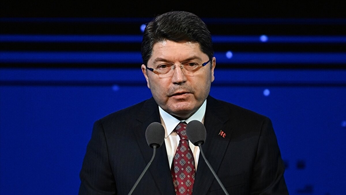 2024’te başlatılan projeyle mahkemelerin iş yükünün azaldığını belirten Bakan Tunç, yıl sonuna kadar toplam 38 bin kadastro dosyasının sonuçlandırılmasının hedeflendiğini, teknolojik altyapı ve uzman personel desteğiyle sürecin hızlandığını söyledi.