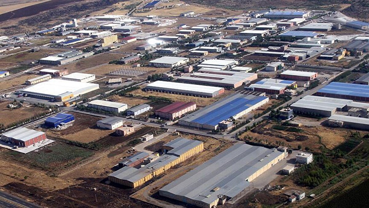 40 BİN 394 PARSELDE MÜLKİYET BELİRSİZLİĞİ GİDERİLDİ<br><br>Bakan Tunç, proje kapsamında şu ana kadar 15 bin 477 karar verildiğini, 231 bin 305 vatandaşın taraf olduğu 40 bin 394 parselde mülkiyet problemlerinin çözüldüğünü duyurdu. Tunç, kadastro mahkemelerinin birleştirilmesi, uzman kadroların artırılması ve teknik-teknolojik altyapının güçlendirilmesiyle süreçte büyük bir ivme yakalandığını söyledi.