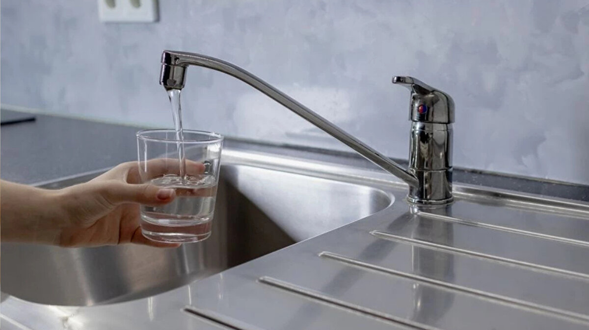 Arıtma ve filtrasyon şartı<br><br>Toplanan yağmur suları, kullanıma uygun hale getirilmesi için basit arıtma ve filtrasyon işlemlerinden geçirilecek. Böylece suyun içerisindeki tortu ve kirleticiler temizlenecek.