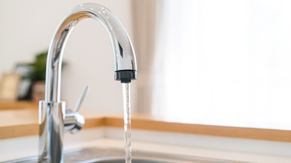 Depolar nereye kurulacak?<br><br>Toplama tankları, binanın zemin altına veya bodrum katlarına yerleştirilecek. Çatılardan toplanan yağmur suları, borular aracılığıyla bu depolara aktarılacak.