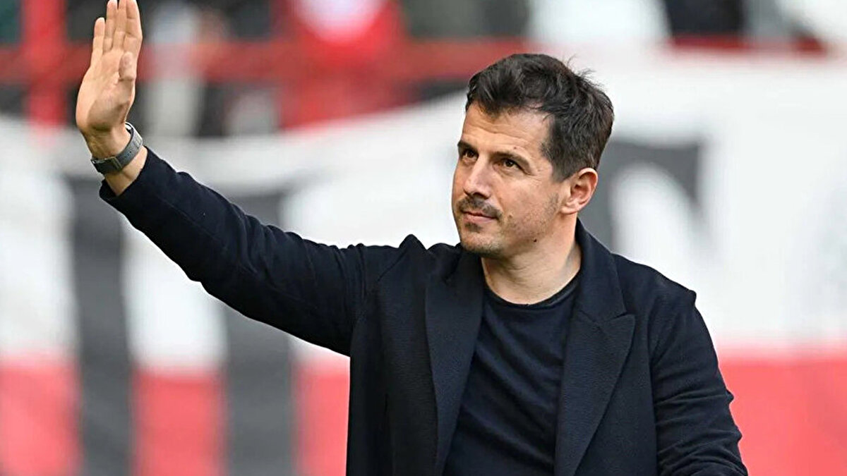 Genç teknik adamın çalışma tarzı, modern futbol anlayışı ve kulübün gelecek planlamasıyla uyumlu olması, onu ön plana çıkaran en önemli etkenler arasında.