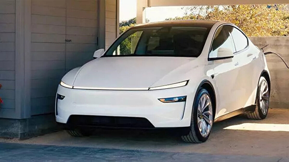 Envanter listesi tarih oluyor<br><br>Tesla Türkiye, satış stratejisinde köklü bir değişikliğe gittiğini duyurdu. Bugüne kadar hazır envanter listeleri üzerinden yürütülen sipariş süreci sona eriyor. Şirket, kullanıcıların araçlarını kendi zevklerine göre tasarlayıp satın alabileceği "kişiselleştirilebilir ön talep" sistemine geçiş yapıyor.