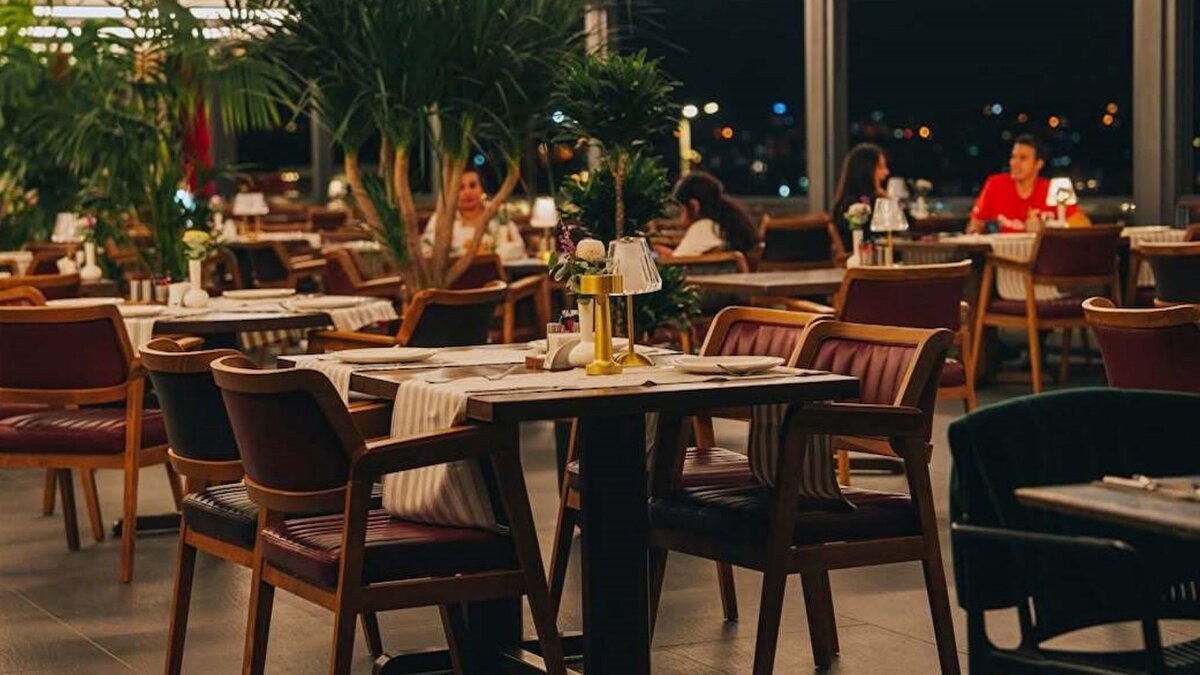 Haklar korunuyor, şeffaflık getiriliyor<br><br>Kararın gerekçesini tüketici haklarının korunması ve hizmet sunumunda şeffaflığa duyulan ihtiyaç oluşturuyor. Yeni düzenleme, müşterilerin ne için ne kadar ödediklerini önceden bilmesini sağlayacak. Bu sayede hem tüketici mağduriyetlerinin önüne geçilecek hem de işletmelerin etik kurallara uygun hareket etmesi teşvik edilecek.