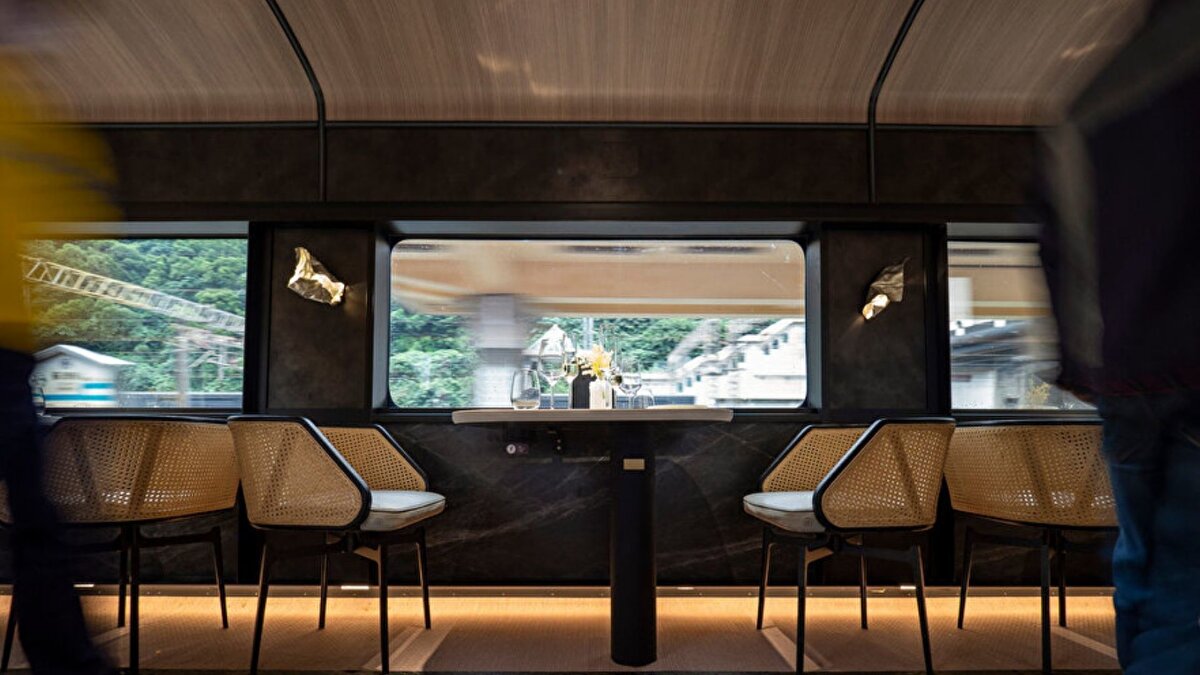 Yeni düzenlemenin ayrıntıları<br><br>Bakanlık, üzerinde çalışılan yönetmelik taslağında “masa ücreti”, “servis ücreti” gibi zorunlu ek ödemelerin kaldırılacağı hükmünü netleştirdi. Buna göre, hizmet karşılığı olarak yalnızca sipariş edilen yiyecek ve içeceklerin ücreti alınabilecek. Kuver veya bahşiş gibi serbest ödemeler dışında başka bir ücret dayatılması yasaklandı.