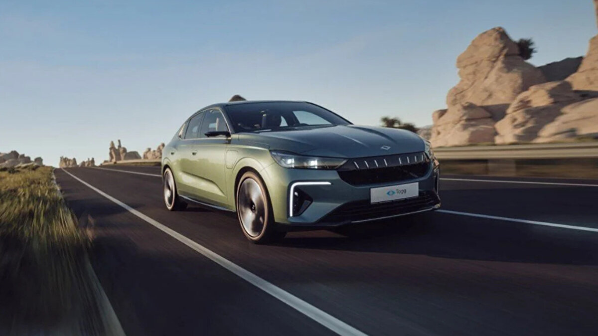 Togg ailesinin yeni üyesi yola çıkmıştı<br><br>Türkiye'nin mobilite markası Togg, SUV modeli T10X'in ardından sedan segmentindeki boşluğu dolduracak yeni modeli T10F'i satışa sundu. Fastback tasarımıyla dikkat çeken araç, sportif hatları ve teknolojik donanımıyla kullanıcıların beğenisine sunuldu.