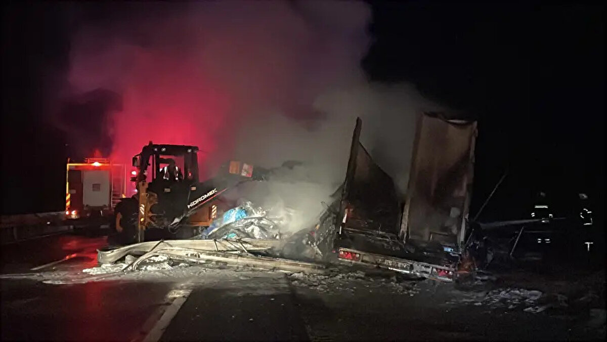 İhbar üzerine bölgeye polis, itfaiye ve kara yolları ekipleri yönlendirildi. Kısa sürede büyüyen alevler nedeniyle trafik ekipleri yolu tamamen trafiğe kapattı. Bolu geçişindeki araç kuyruğu metrelerce uzarken sürücüler uzun süre beklemek zorunda kaldı.