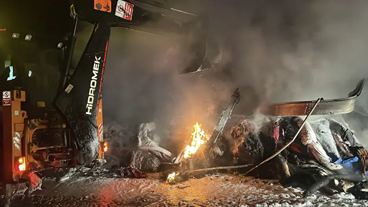 Bolu’daki D-100 kara yolunda tekstil yüklü bir TIR’ın dorsesinde çıkan yangın nedeniyle Ankara yönü saatlerce trafiğe kapatıldı. Ekiplerin kimyasal müdahalesi sonuç vermeyince iş makinesiyle yük boşaltıldı ve alevler kontrol altına alındı.<br><br>Seyir halindeki bir TIR’da çıkan yangın, D-100 kara yolunun Bolu geçişinde trafiği durma noktasına getirdi. Ankara istikametine ilerleyen, sürücüsü Y.A.D. olan tekstil yüklü aracın dorsesinde henüz belirlenemeyen nedenle alevler yükseldi. Yangını fark eden sürücü, aracı kenara çekerek durumu ekiplere bildirdi.