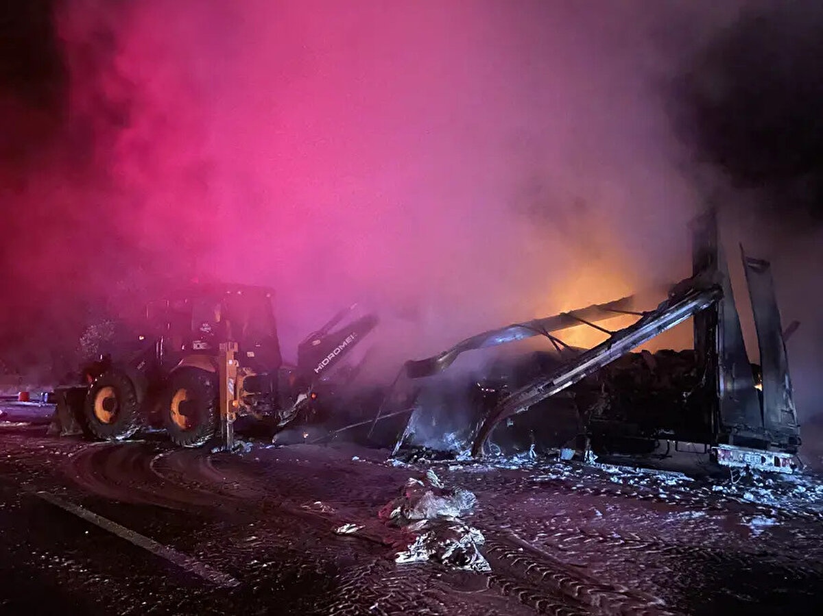 Kimyasal müdahale yetersiz kaldı<br>İtfaiyenin kimyasal madde püskürterek yaptığı ilk müdahale sonuç vermeyince olay yerine iş makinesi çağrıldı. İş makinesi, dorsede bulunan tekstil malzemelerini yola boşalttı ve itfaiye ekipleri bu sayede yangını kontrol altına alarak söndürdü.<br><br>Yaklaşık üç saat süren çalışmalar sonunda TIR tamamen yanarak kullanılamaz hale geldi; tekstil yükü de kül oldu. Ekiplerin soğutma işlemlerini tamamlamasının ardından D-100 kara yolu yeniden ulaşıma açıldı.