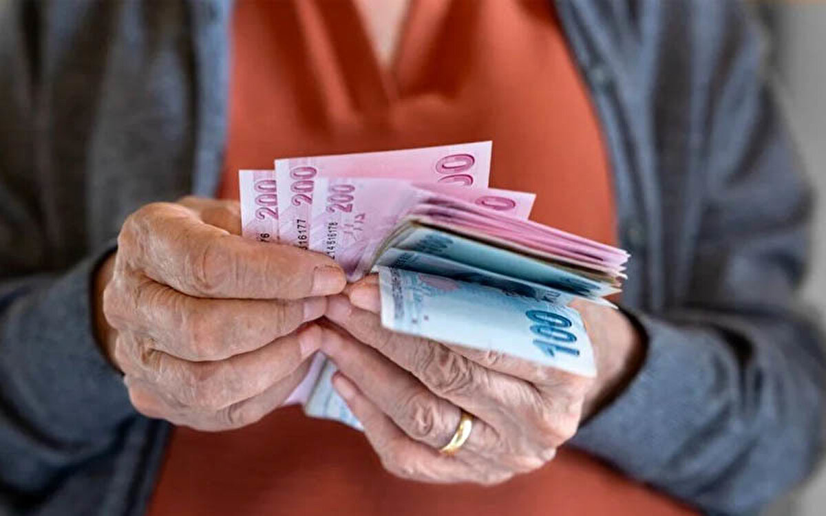 2023 yılında memurlara verilen 8 bin 77 TL’lik seyyanen zam, emeklileri kapsamadığı için uzun süredir tartışılmaya devam ediyor. Bu kapsamda Yargıtay 7. Ceza Dairesi Onursal Üyesi Seyfettin Çilesiz, üç ay önce açtığı davada söz konusu zammın memur emeklilerine de verilmesini talep etti. Dava henüz karara bağlanmasa da çıkabilecek karar, emekli maaşlarına yönelik yeni bir düzenlemenin kapısını aralayabilir.