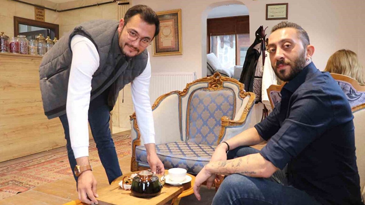 Sivas’ta faaliyet gösteren bir kafe, Türkiye’nin çeşitli bölgelerinden toplanan bitkilerin harmanlanmasıyla hazırlanan 50 çeşit bitki çayıyla özellikle kış döneminde yoğun ilgi görüyor. Farklı karışımların oluşturduğu renkler ve müşterilerle birlikte seçilen özgün isimler, çayları görsel açıdan da dikkat çekici hale getiriyor. Kentte soğuk havaların etkisini göstermesiyle vatandaşlar, bağışıklığı destekleyen doğal içeceklere daha fazla yöneliyor.