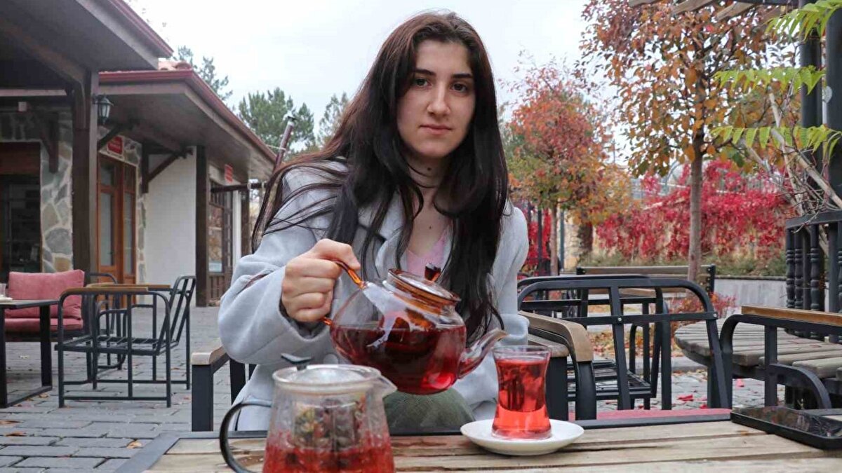 Özgün isimlerle hazırlanan çaylar<br><br>İşletme sahibi Orhan Özfidancı, menüde yer alan çayların isimlerinin zaman zaman müşterilerin önerileriyle belirlendiğini söyledi. Özfidancı, “Aşk Çayı”, “Hürrem Sultan Çayı” ve “Kelebek Rüyası” gibi ürünlerin en çok tercih edilenler arasında bulunduğunu, bazı karışımların Osmanlı döneminde kullanılan bitki çaylarından esinlenerek hazırlandığını ifade etti. İşletme, alerjisi bulunan müşterilere uygun içerikli çaylar sunarak güvenli bir tüketim sağlamaya özen gösteriyor.