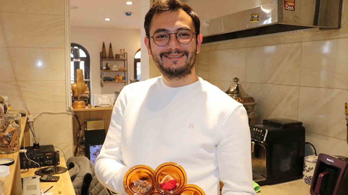 Artan talebe yetişmeye çalışıyorlar<br><br>Özfidancı, soğuk hava nedeniyle bitki çaylarına yönelik ilginin her geçen gün arttığını belirterek, müşterilerin özellikle kış çaylarına yöneldiğini aktardı. Farklı bitkilerin bir araya getirilmesinin dikkat gerektirdiğini vurgulayan Özfidancı, çay içmek isteyen vatandaşlara karışımların içeriği hakkında bilgi verdiklerini dile getirdi.