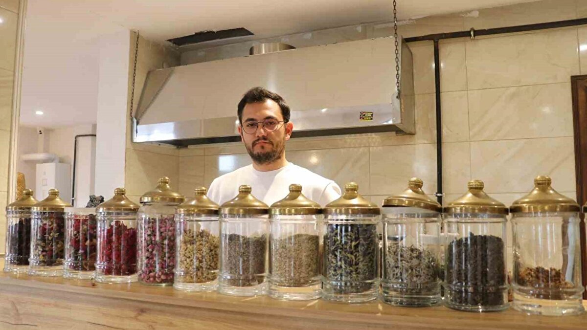 Vatandaşların tercihi doğal çaylar<br><br>Kafeye gelen müşteriler de karışım çayların lezzetinden memnun olduklarını ifade ediyor. Çayı deneyen Orhan Köse, Sivas’ın sert kış koşullarına dikkat çekerek, bağışıklığını güçlendirmek için bitki çaylarını tercih ettiğini söyledi. Farklı aromaların hissedildiğini belirten Köse, kış aylarında bu tür içeceklerin daha çok tüketildiğini dile getirdi.