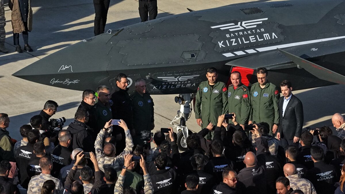 Baykar'dan yapılan açıklamaya göre, Baykar’ın tamamen öz kaynaklarıyla milli ve özgün olarak geliştirdiği Bayraktar KIZILELMA ile Sinop atış alanında gerçekleştirilen test, insansız bir savaş uçağının jet motorlu hedefi hava-hava füzesiyle vurduğu ilk başarılı test olarak tarihe geçti.<br><br>Dünya genelindeki insansız savaş uçağı projelerinin büyük çoğunluğu, ağırlıklı olarak hava-yer görevleri için tasarlanıyor. Henüz dünyada hiçbir insansız platform hava-hava atış kabiliyetine ulaşamamışken Bayraktar KIZILELMA bu atışla hava-hava muharebesi yeteneğini kanıtlayan dünyadaki ilk ve tek platform olarak havacılık tarihinde yeni bir çağ başlattı.