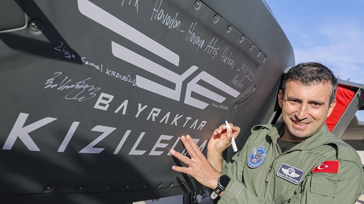 Bu testle birlikte milli insansız savaş uçağı Bayraktar KIZILELMA'nın havadan havaya taarruz yeteneği de doğrulandı. Türk havacılık tarihinde ilk kez milli bir uçaktan, milli hava-hava füzesi, milli bir radar tarafından güdümlenerek hava hedefine karşı ateşlendi. Böylece hava-hava görev zincirinin tüm halkaları tamamen milli imkanlarla icra edilmiş oldu.<br><br>Türk havacılık tarihinde yeni bir çağ başlatan bu test, gökyüzünde anbean takip edildi. Hava Kuvvetleri Komutanı Orgeneral Ziya Cemal Kadıoğlu, Muharip Hava Kuvveti Komutanı Orgeneral Rafet Dalkıran, ASELSAN Genel Müdürü Ahmet Akyol ve Baykar Yönetim Kurulu Başkanı Selçuk Bayraktar, Merzifon'dan kalkan F-16 savaş uçaklarının kokpitinde yer alarak tarihi atışa havadan nezaret etti. TÜBİTAK SAGE Enstitü Müdürü Kemal Topalömer ve ROKETSAN Genel Müdürü Murat İkinci testi takip eden heyette yer aldı.