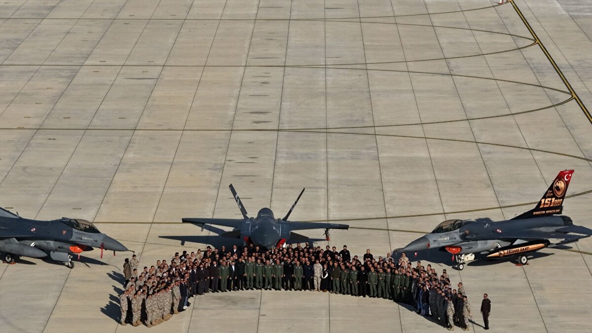 Görülmeden görüyor, vurulmadan vuruyor<br><br>Tarihi atış testi geleceğin hava muharebe konseptlerinin de nasıl şekilleneceğini gösterdi. Bayraktar TB2 SİHA'ların hava-yer görevlerinde yarattığı oyun değiştirici etki, Bayraktar KIZILELMA ile artık hava-hava görevlerine taşınacak.<br><br>Mevcut savaş uçaklarına kıyasla çok daha düşük radar izine (RKA) sahip olan Bayraktar KIZILELMA, üzerindeki gelişmiş sensörlerle düşman uçaklarını onlar kendisini fark etmeden çok uzak mesafeden tespit edebiliyor. "Görülmeden gören, vurulmadan vuran" bu yeni konsept sayesinde Bayraktar KIZILELMA, hava muharebelerinde üstünlük sağlayacak bir platform olacak.