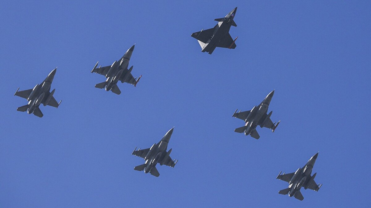 Tarihi test için Merzifon 5. Ana Jet Üssü'nden havalanan 5 adet F-16 savaş uçağı, Sinop semalarında Bayraktar KIZILELMA ile buluştu. F-16'lar ile gökyüzünde 5'li kol uçuşu gerçekleştiren Bayraktar KIZILELMA, insanlı-insansız müşterek harekat yaparak geleceğin hava muharebe konseptini sergiledi. Bu sırada bir Bayraktar AKINCI TİHA da uçuşa eşlik ederek tarihi anları havadan görüntüledi.<br><br>MURAD ile gördü, GÖKDOĞAN ile vurdu<br><br>Senaryo gereği fırlatılan yüksek hızlı jet motorlu hedef uçağı, Bayraktar KIZILELMA üzerinde bulunan ve ASELSAN tarafından geliştirilen MURAD AESA radarı ile tespit edilerek takibe alındı. Hedefin radar tarafından hassas bir şekilde işaretlenmesinin ardından KIZILELMA, kanat altında taşıdığı TÜBİTAK SAGE tarafından geliştirilen GÖKDOĞAN Görüş Ötesi Hava-Hava Füzesi'ni ateşledi. Fırlatılan milli füze, jet motorlu hedef uçağı tam isabetle vurdu.