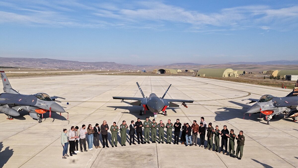 Bayraktar KIZILELMA sahip olduğu kritik görev sistemleriyle de öne çıkıyor. Platforma şimdiye kadar ASELSAN tarafından geliştirilen MURAD AESA Radarı ve Düşük Görünürlüklü Elektro-Optik Hedefleme Sistemi TOYGUN gibi dünyada sayılı ülkenin üretebildiği ileri teknoloji sistemlerin entegrasyonu başarıyla gerçekleştirildi. Mühimmat çeşitliliği konusunda da geniş bir yelpazeye sahip olan milli insansız savaş uçağı, yerli olarak üretilen tüm mühimmatları kullanabilecek. Daha önce gerçekleştirilen testlerde TOLUN ve TEBER-82 mühimmatlarıyla hedefleri tam isabetle vuran Bayraktar KIZILELMA, GÖKDOĞAN atışıyla birlikte hava-yer görevlerinin yanı sıra hava-hava görevlerindeki yetkinliğini de kanıtladı.