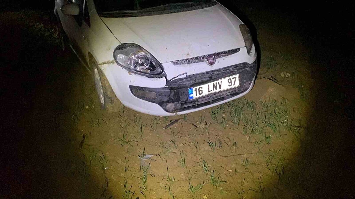 Bursa’nın İnegöl ilçesinde polisin dur ihtarını görmezden gelen bir otomobil sürücüsü, yaklaşık 30 kilometrelik kovalamaca sonunda tarlalık bölgede çamura saplanınca aracını terk edip yaya olarak kaçtı. Şüphelinin yakalanması için bölgede geniş çaplı arama başlatıldı.