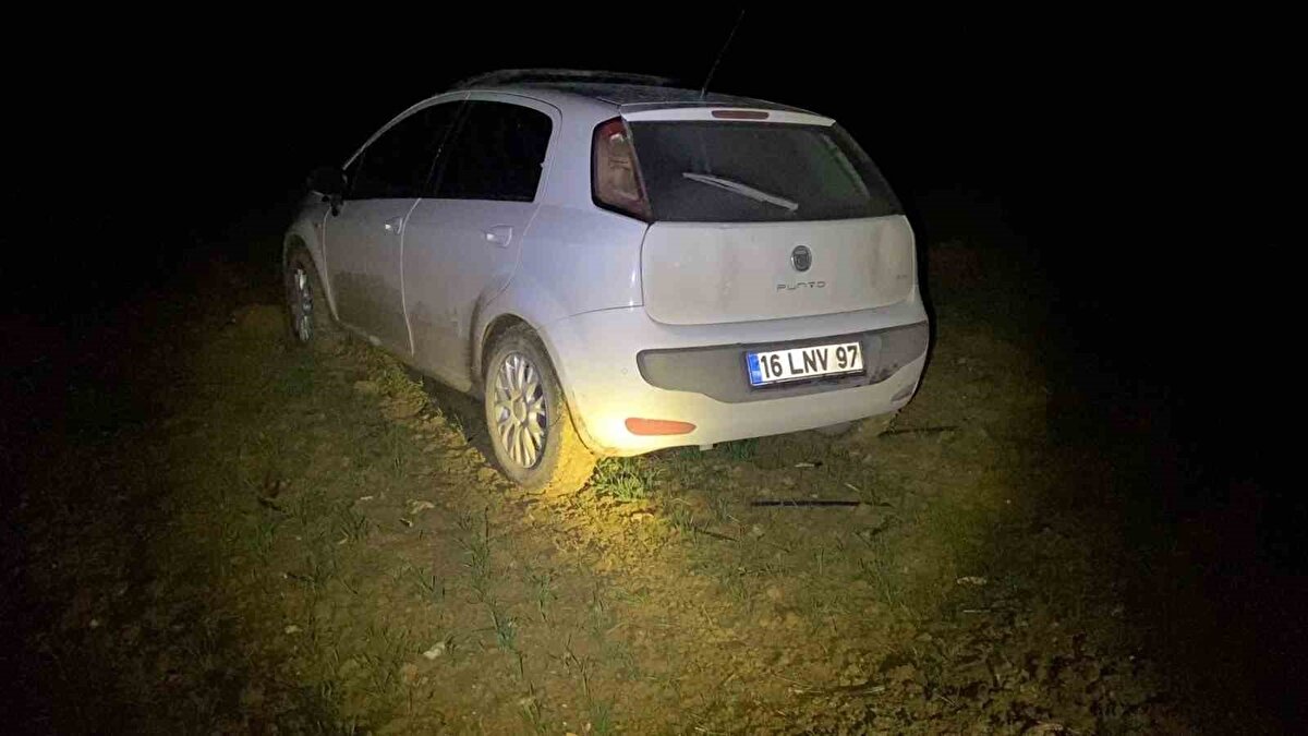 30 kilometrelik kovalamaca tarlada son buldu<br>Kent merkezinden kırsala doğru devam eden kovalamaca, Yeniyörük Mahallesi yakınlarında tarlalık alana yönelen sürücünün aracının çamura saplanmasıyla durdu. Araçtan inen şüpheli, kapıları kilitleyip karanlıktaki ormanlık alana doğru koşarak uzaklaştı.