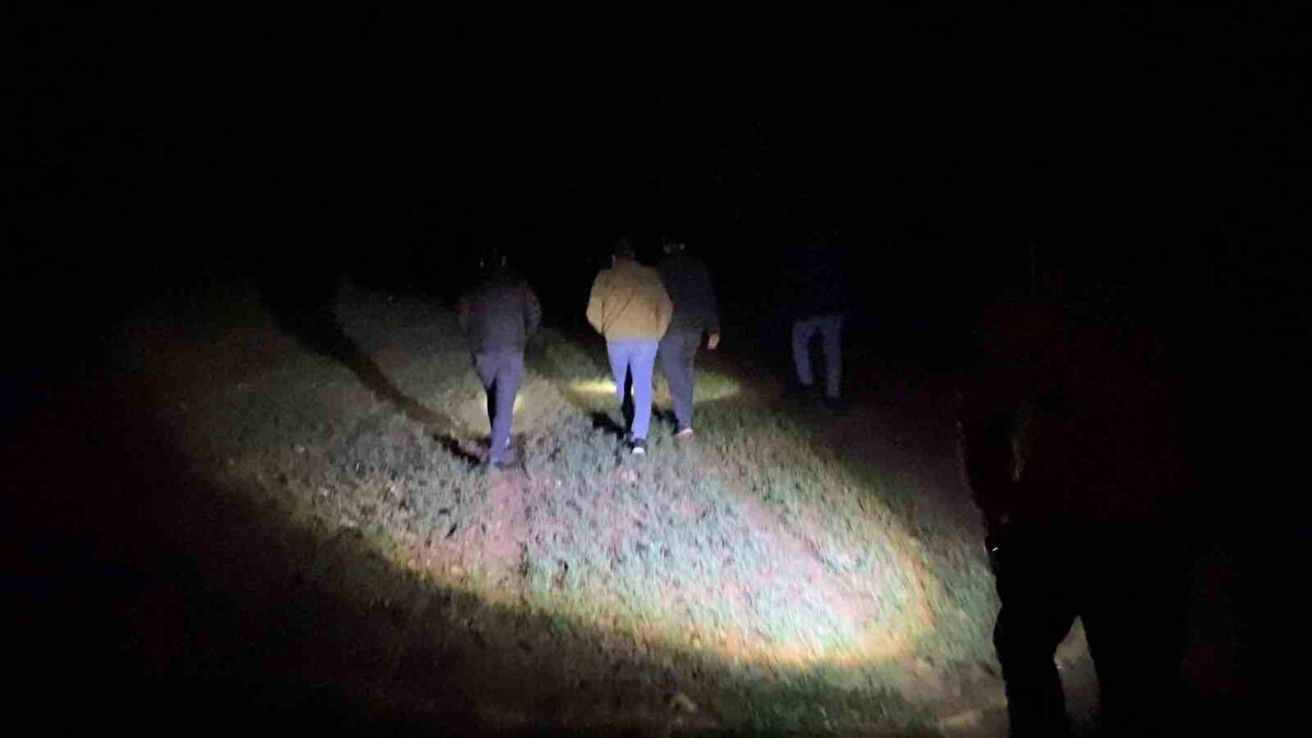 Bursa İnegöl’de polisin dur ihtarını hiçe sayan bir sürücü, 30 kilometre süren kovalamacanın sonunda aracını çamura saplayınca yaya olarak ormanlık alana kaçtı. Karanlıktan faydalanan şüpheli kayıplara karışırken ekipler arama çalışmalarını sürdürüyor.