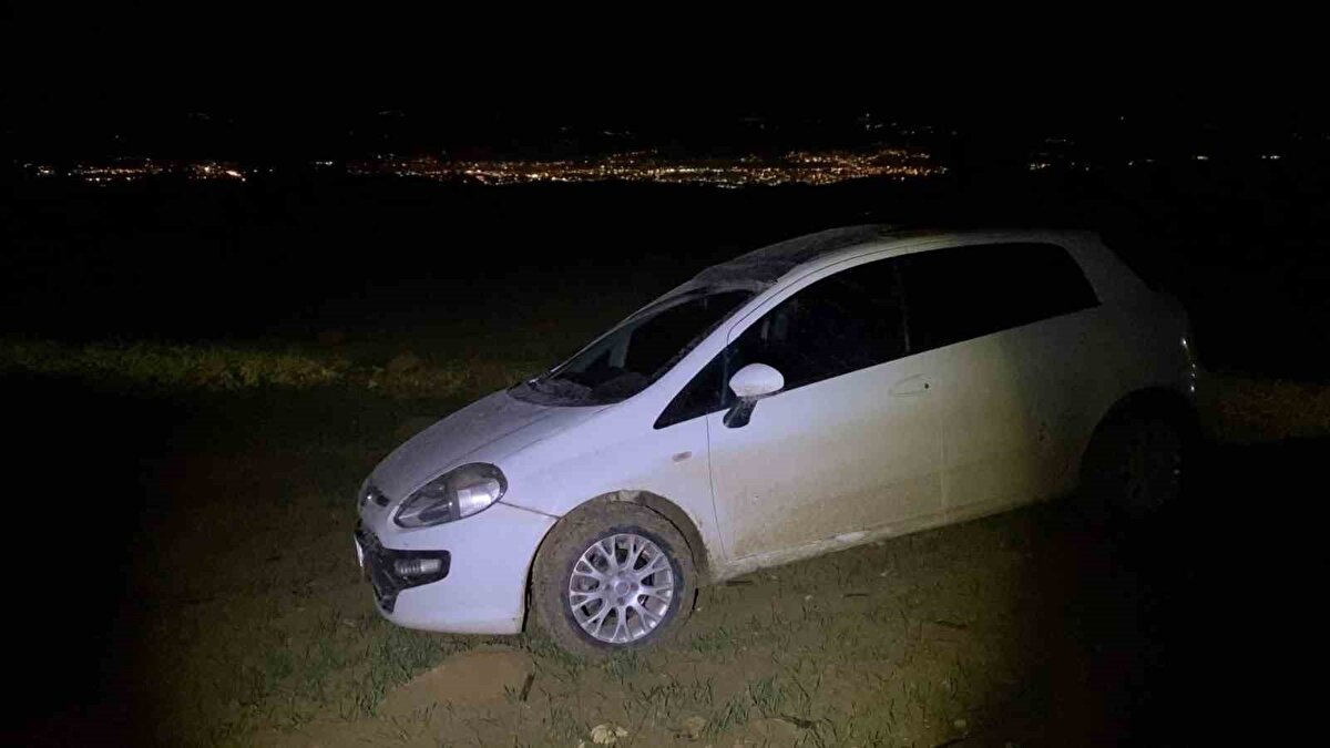 Sürücü aranıyor, araç otoparka çekildi<br>Gece karanlığından yararlanan kişinin izini kaybettirdiği belirtilirken, polis ekipleri bölgede arama çalışmalarını sürdürüyor. Çamura saplanan otomobil ise çekici yardımıyla otoparka götürüldü.