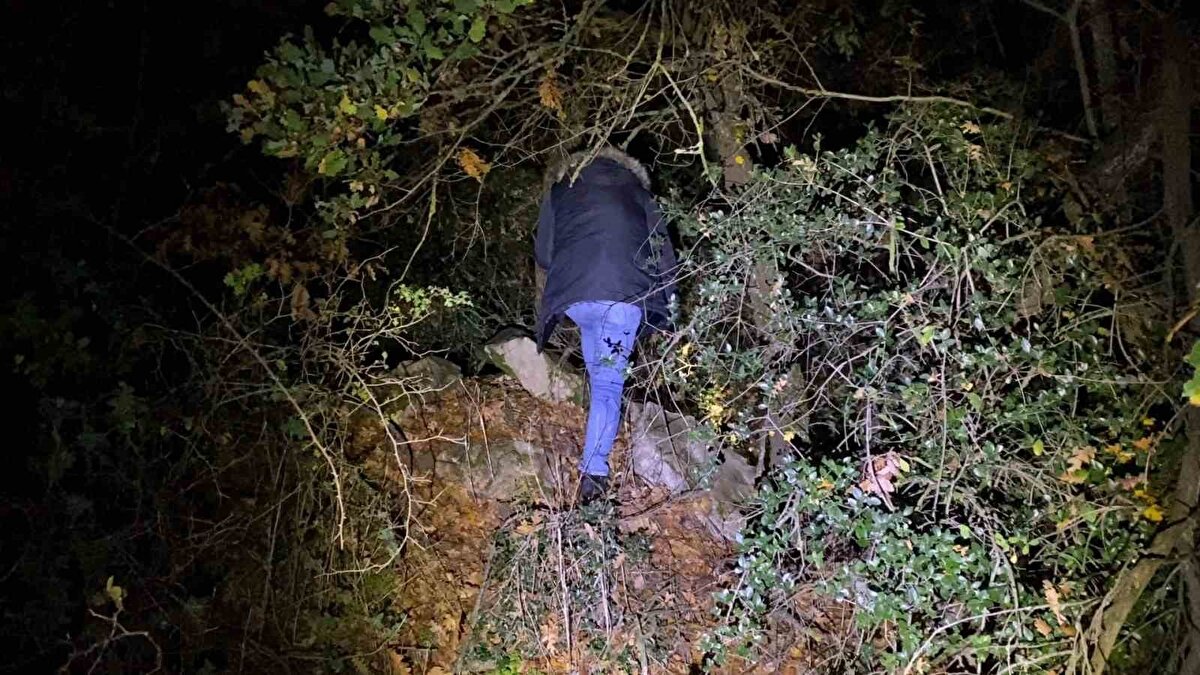 Dur ihtarına rağmen kaçtı<br>Olay, saat 23.00 sıralarında Mahmudiye Mahallesi Ertuğrulgazi Caddesi’nde yaşandı. İnegöl Emniyet Müdürlüğü Trafik Büro Amirliği ekipleri, içinde silahlı kişilerin bulunduğu ihbar edilen 16 LNV 97 plakalı araca dur ihtarında bulundu. Sürücü, polis uyarısına rağmen hızlanarak kaçmaya başladı.