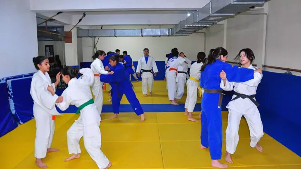 Manisa Yunusemre’de yaşayan 16 yaşındaki Ayla Akkaya’nın hayatı, 6 yıl önce kardeşini korumak için girdiği sokak kavgasıyla değişti. Olayı gören judo antrenörleri Tanju Ziğen ve Mehmet Gülten, kavgayı ayırdıktan sonra Akkaya’nın hırçın ve enerjik yapısını fark ederek onu judoya yönlendirdi. İlk testleri başarıyla geçen genç sporcu, böylece spor hayatına başladı.