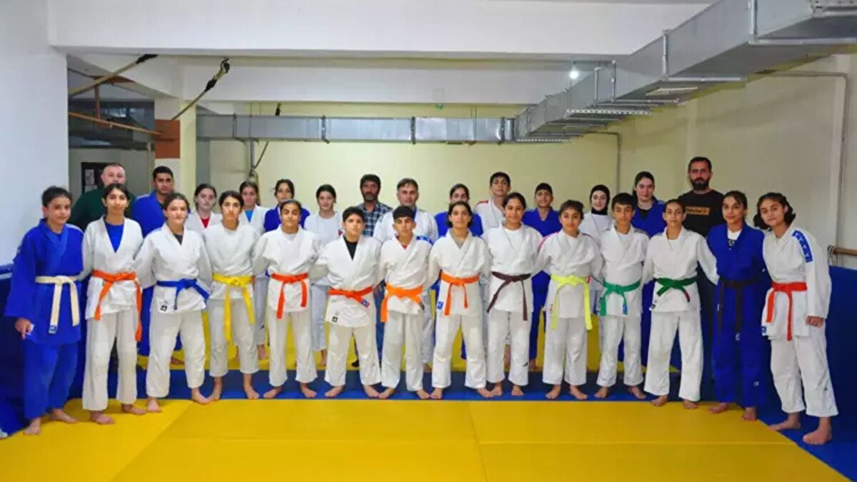 Judoya başladıktan kısa süre sonra il derecesi kazanan Akkaya, Türkiye Şampiyonası’na katılma hakkı elde etti. Ancak Covid-19 pandemisi nedeniyle müsabakalar iptal edilince çalışmalarını evde sürdürmek zorunda kaldı. Disiplinli antrenmanlarla kendini geliştiren Akkaya, 2023 Nisan’ında Samsun’da düzenlenen okul sporları müsabakalarında Türkiye Şampiyonu oldu.