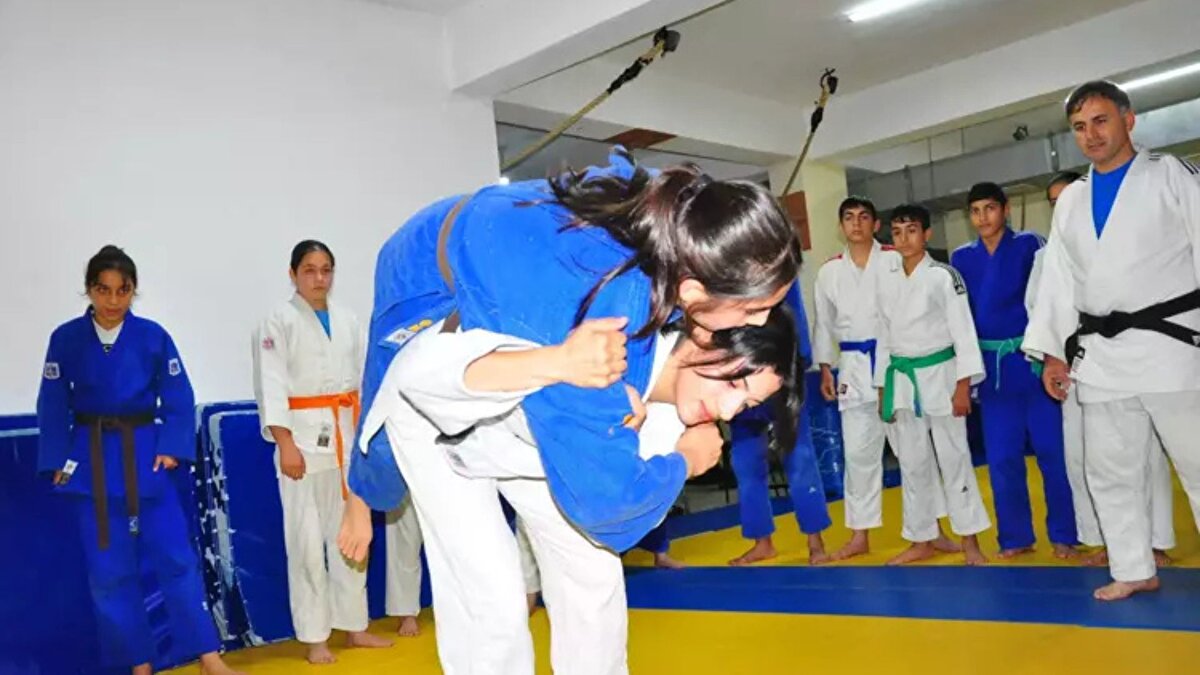 Ayla Akkaya, “Spor hayatım bir sokak kavgasıyla başladı. Antrenörüm hem kavgayı ayırdı hem de hayatımın yönünü değiştirdi. Judoya başladıktan sonra stresimi attım ve milli sporcu oldum. Minderde ülkemizi gururlandırmak için çalışıyorum. Ailem en büyük destekçim, hocalarıma teşekkür ederim” dedi.