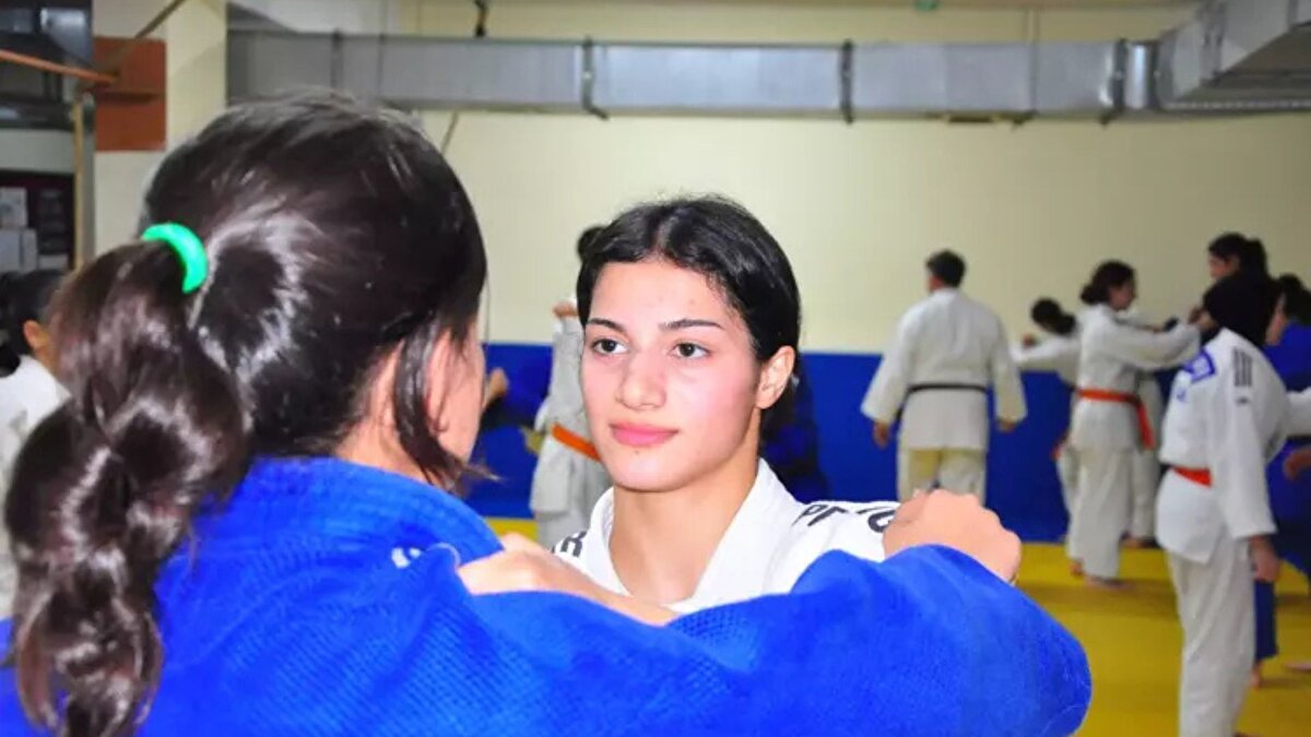 Manisa 45 Spor Kulübü Antrenörü Mehmet Gülten, “Ayla kardeşini korumak için olaya müdahale etti. İçindeki hırçınlığı gördük ve judoya yönlendirdik. İlk yılında Türkiye derecesi kazandı, ardından ulusal ve uluslararası başarılara imza attı. Ümit Milli Takımı’nda devam ediyor ve daha büyük başarılar geleceğine inanıyoruz” ifadelerini kullandı.