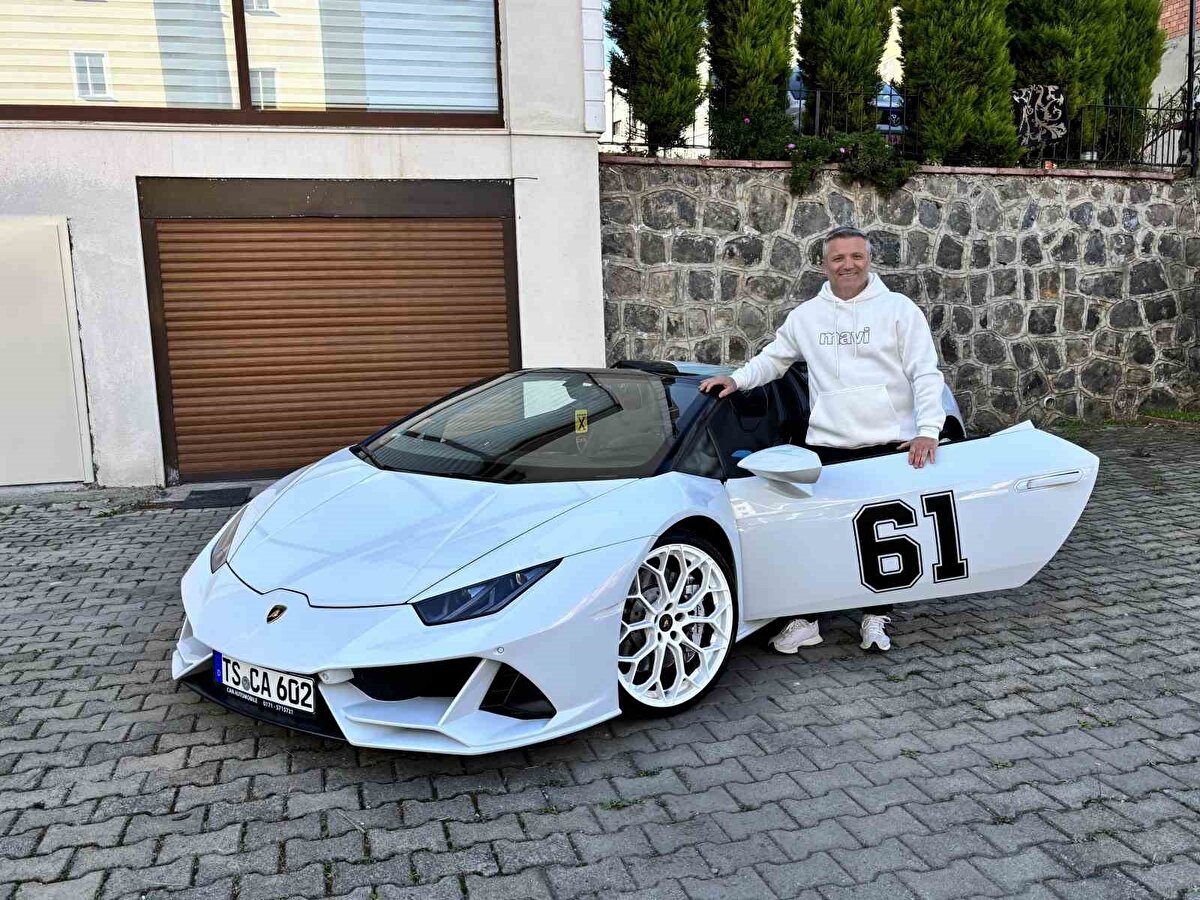 Trabzonlu gurbetçi Muhammet Can’ın Almanya’dan Lamborghini ile köyüne gelmesi, bölgede ve sosyal medyada büyük ilgi gördü. Köy yollarında gezen lüks araç vatandaşların şaşkınlığını toplarken, Can bu ziyareti “çocukluk hayalimdi” sözleriyle anlattı.