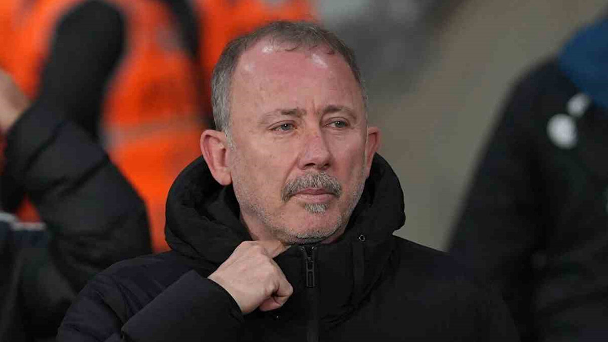 "ÇOK BİLİYORSANIZ KENDİNİZ YAPIN"<br><br>Yalçın, transfer gündemi ve takımın hücum varyasyonlarına ilişkin de konuştu: "Avrupa'nın dört bir yanında oyuncu izliyoruz ve Türkiye’den transfer de düşünüyoruz. Ama bizimle ilgili eleştiriler duyuyorum; hücum varyasyonları yokmuş gibi… Çok biliyorsanız kendiniz yapın! Hücum varyasyonları oyuncunun yeteneğine bağlı. Cengiz topu ayağına aldığında ne yapacağını bana anlatamam. Transfer dönemleri bizim için büyük önem taşıyor" ifadelerini kullandı.