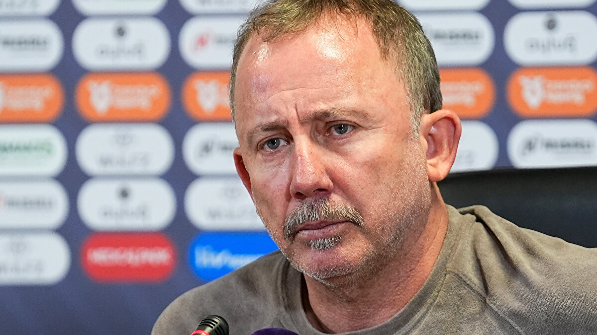 "BAZI ARKADAŞLARA ÇOK KOZ VERİYORUZ"<br><br>Maç sonrasında açıklamalarda bulunan Yalçın, galibiyetin önemine dikkat çekerek, eleştirilere sert tepki gösterdi: <br><br>"Kağıt üzerinde takımın gelişim sağladığını görüyorduk ama sonuç gelmeyince bu değersiz oluyordu. Bazı çevrelere çok koz veriyoruz. Takım kötü gitsin, hocayı eleştirelim diye bekleyenler var. Sonuç alınamayınca negatif bir ortam oluşuyor ve oyuncular bundan etkileniyor. Ben çok etkilenmiyorum ama…" dedi.