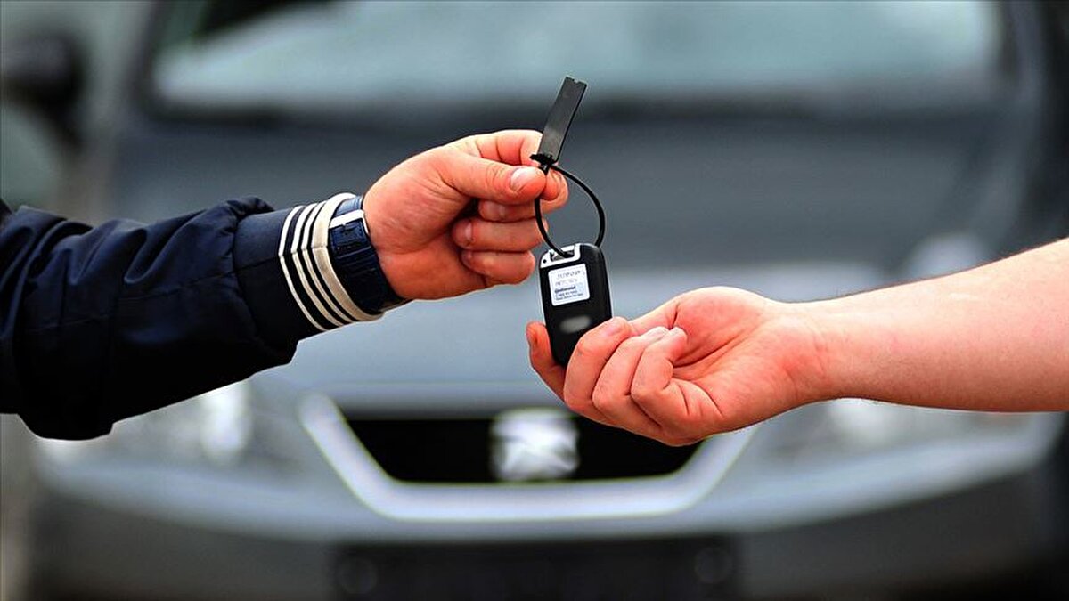 Sıfır araçlardaki kampanyalar ilgiyi artırıyor<br>Otomotiv uzmanı Göksel Erkoyuncu, TV100’de yaptığı değerlendirmede otomobilin diğer tüketim ürünleri gibi olmadığını vurgulayarak, araçların hem kullanılırken değer kaybetmediğini hem de talebin hiç azalmadığı bir pazar oluşturduğunu söyledi. Euro kurundaki hareketliliğin fiyatlar üzerinde belirleyici olduğuna dikkat çeken Erkoyuncu, Avrupa’dan ithal edilen modellerin kura bağlı dalgalanmalarla karşı karşıya olduğunu belirtti.