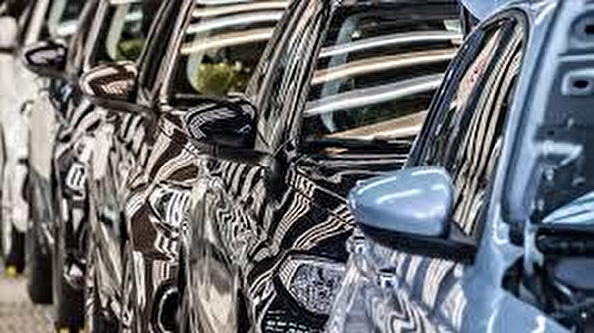 Araç sahibi olmak isteyenlerin hem sıfır otomobil kampanyalarını hem de ikinci el piyasasındaki fiyat hareketlerini yakından takip ettiği bu dönemde, otomotiv sektöründen çarpıcı bir değerlendirme geldi. Sıfır araçlarda yıl sonuna doğru artan kampanyalar sürücüler için önemli avantajlar sunarken, uzmanlara göre ikinci elde de göz ardı edilen ciddi fırsatlar bulunuyor.