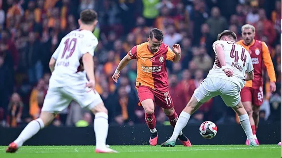 YUNUS AKGÜN KADRODA OLACAK<br><br>Yunus Akgün'ün dönüşü en çok teknik direktör Okan Buruk'u sevindirirken, milli futbolcunun kesin olarak kadroda olacağı aktarıldı.