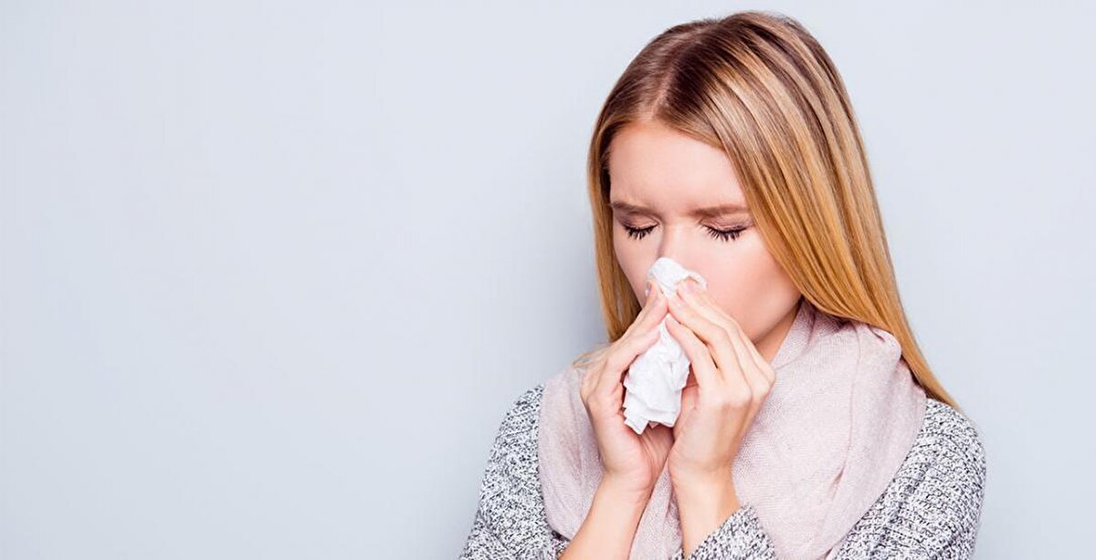 Doç. Dr. Erdem, “Baş öne eğildiğinde özellikle tek taraflı, berrak ve damlama şeklinde bir sıvı geliyorsa bunun basit bir akıntı olmadığını düşünmek gerekiyor.