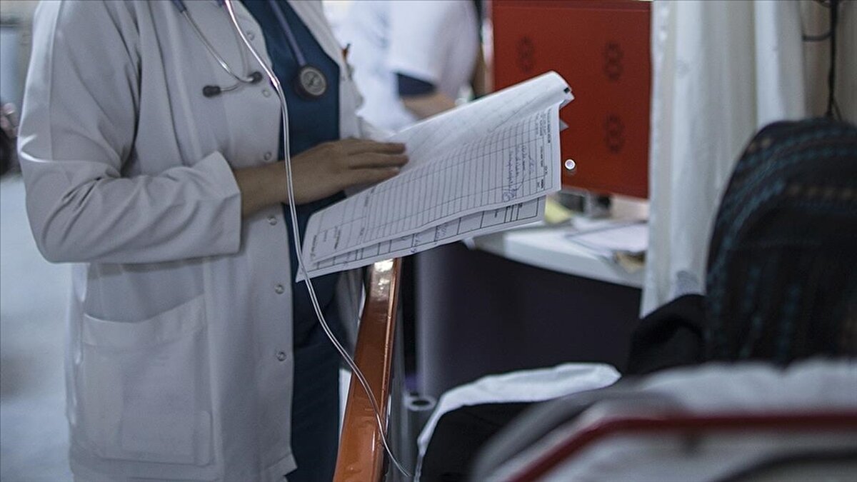 Özellikle tek taraflı ve eğilme esnasında damla damla akan şeffaf sıvının basit bir alerji belirtisi olmayabileceğini belirten Erdem, “Bu tip akıntılar bazı hastalarda beyin omurilik sıvısı kaçağının işareti olabiliyor” dedi.