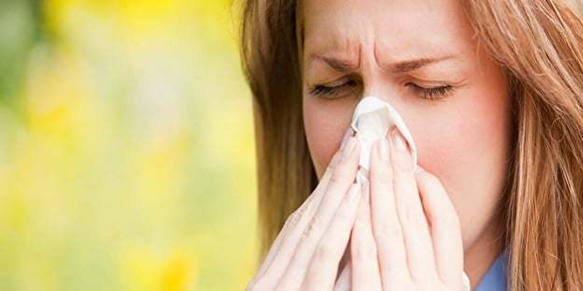 Kafa tabanı kemiklerinde doğuştan açıklıklar, geçirilmiş travmalar, burun ameliyatları veya kafa içi basıncını artıran durumların bu sızıntılara yol açabileceğini söyleyen Erdem, tanı koymanın çoğu zaman kolay olmadığını da ekledi.