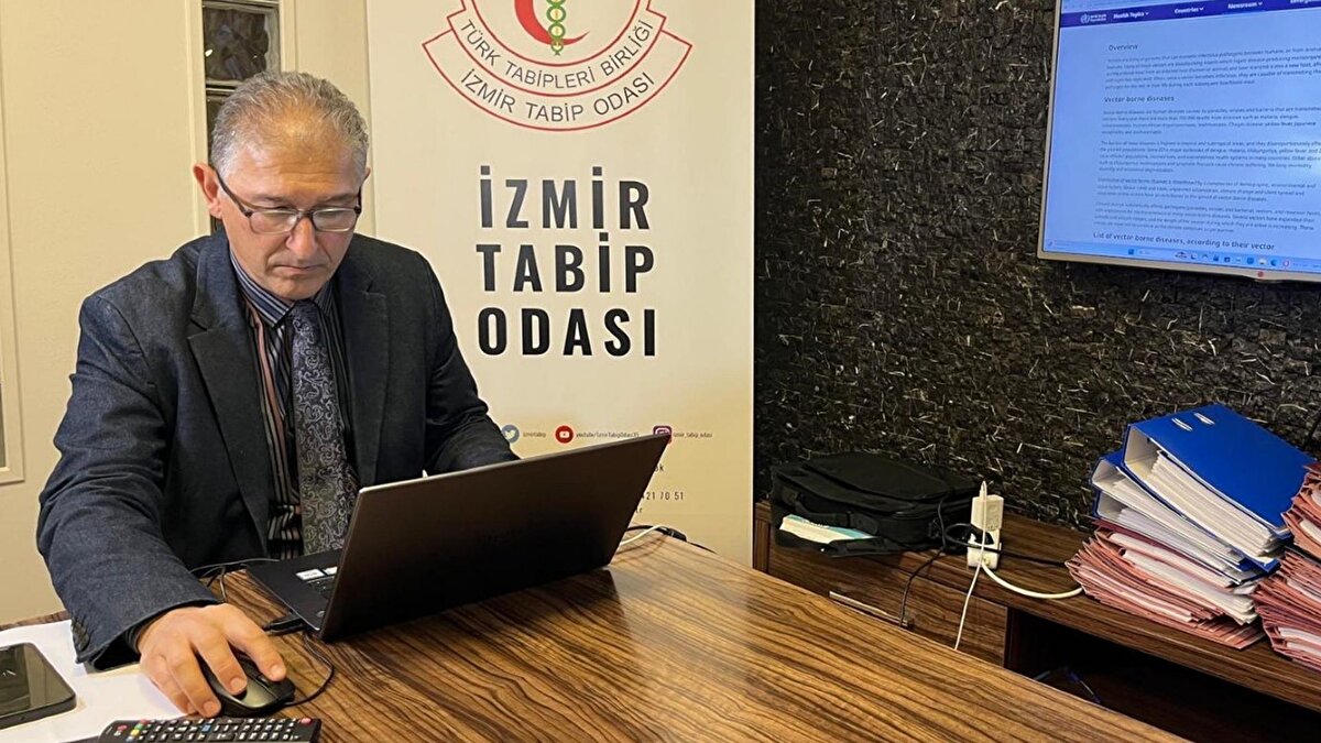 Diğer vektörler ve iklim değişikliğinin etkisi<br><br>Havaların sıcak seyretmesinin karasinekler, keneler ve diğer vektörler için de risk oluşturduğunu belirten Ayhan, Kırım Kongo Kanamalı Ateşi ve sıtma gibi hastalıkların Türkiye’de tekrar gündeme geldiğini söyledi. Ayhan, “Yaban hayatın kendi doğal alanlarında izole olarak kalması, insan sağlığı açısından kritik. Vektör kaynaklı hastalıkların önlenmesinde hem kamu kurumlarının hem de bireylerin farkındalığı yüksek olmalı” ifadelerini kullandı.