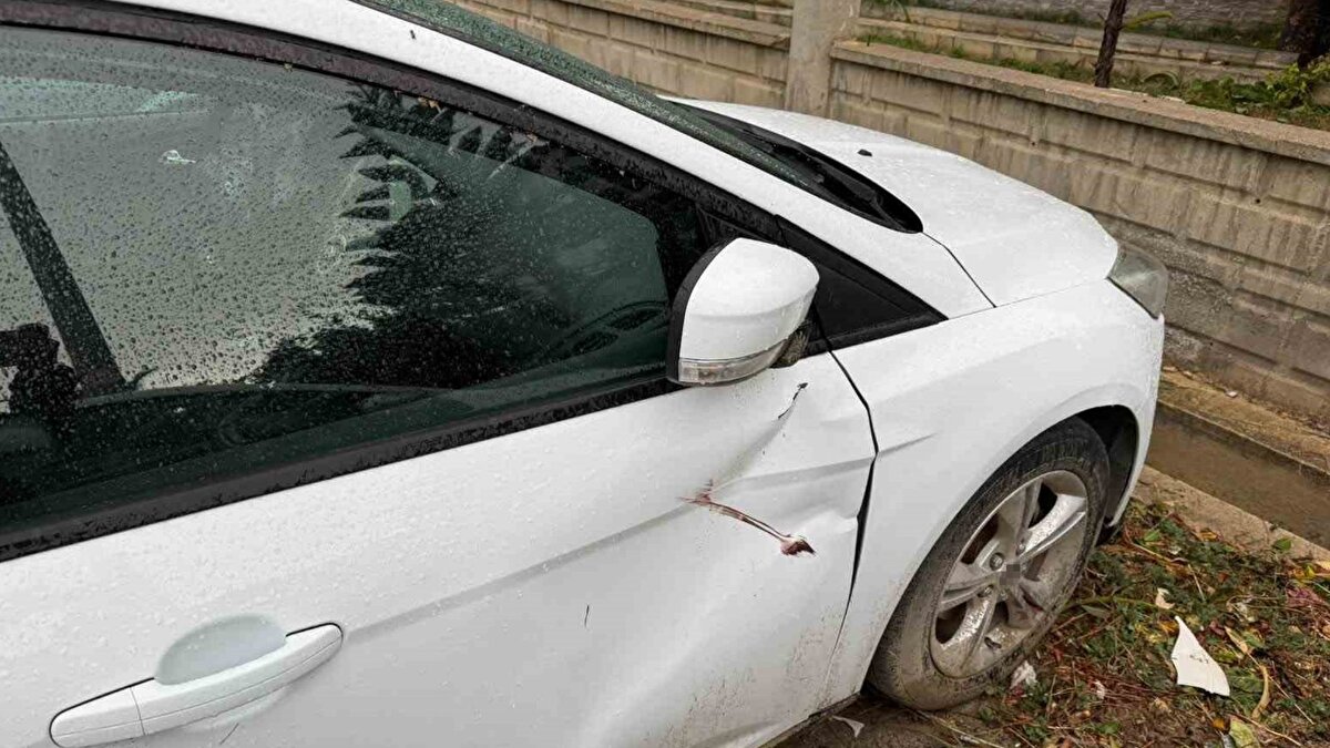 Meteorolojinin uyarısının ardından Mersin genelinde gece boyunca yağış ve fırtına etkili oldu. Bozyazı ilçesi sınırlarında Akdeniz’de oluşan hortum, kıyıdaki Merkez Mahallesi’ne ulaştı. Hortum, bir işletmenin çardağını yıkarken bazı caddelerde ağaçların devrilmesine ve konutlarda cam balkon ile güneş enerjisi sistemlerinin zarar görmesine neden oldu.