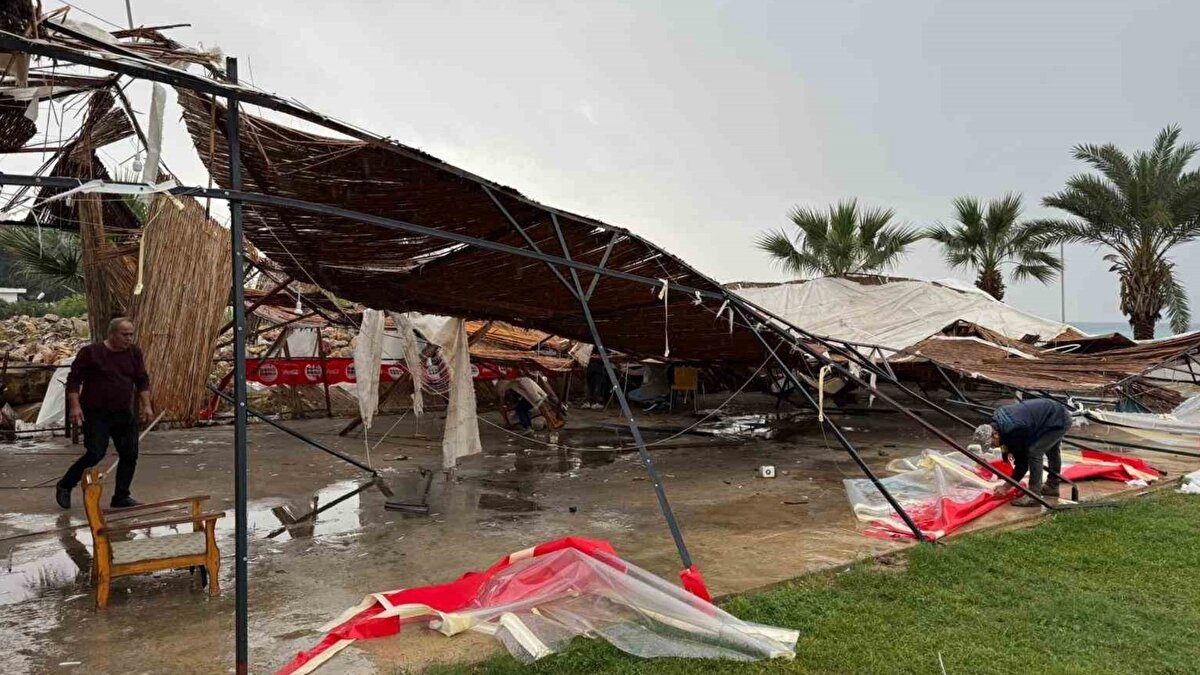 Belediye ekipleri hasar tespitinde<br><br>Sabahın ilk ışıklarıyla birlikte, bölgeye giden belediye ekipleri yıkılan çardakları ve devrilen ağaçları kaldırarak temizlik çalışmalarına başladı. Bölgede yaşayanlar, hortumun kısa süreli olmasına rağmen ciddi hasara yol açtığını ifade etti. Bozyazı’da bir site bekçisi, gece yaşanan olayın doğal bir afet niteliğinde olduğunu belirtti.
