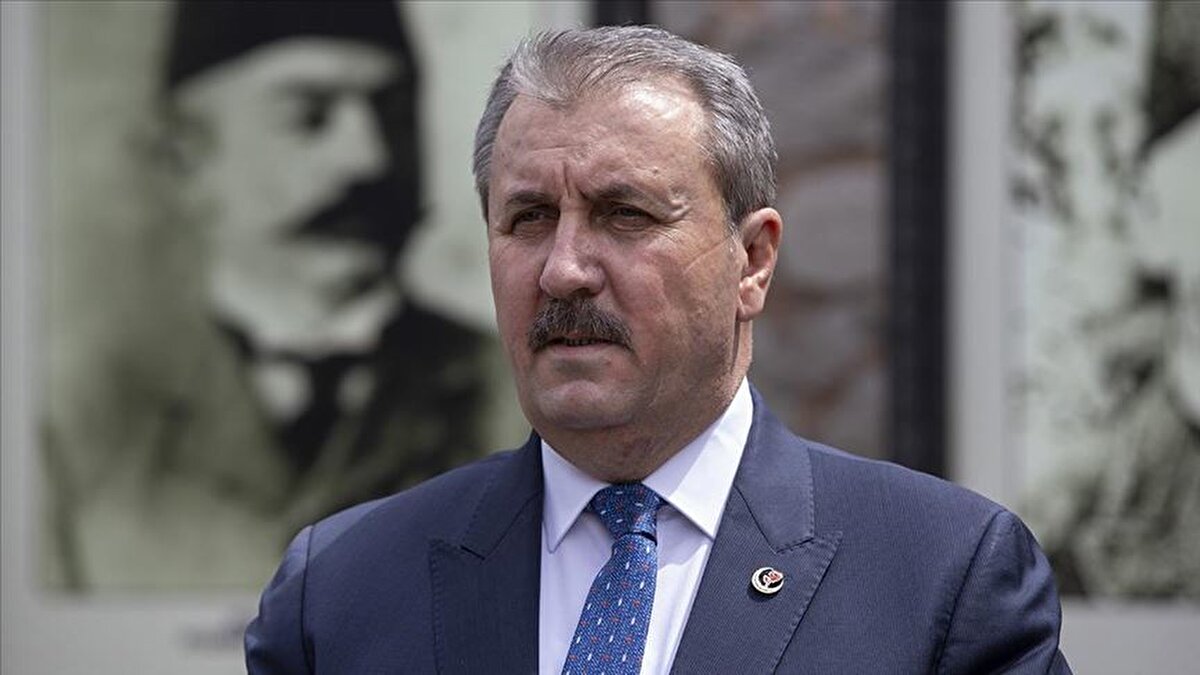 Büyük Birlik Partisi (BBP) Genel Başkanı Mustafa Destici son dönemde gündeme, "İşe alırken evlilere öncelik verilsin" önerisiyle geldi. Türkiye’nin gelecekteki nüfus projeksiyonlarını tartıştığı bir dönemde, Destici gençlerin çocuk sahibi olmasını teşvik etmek amacıyla işe alımlarda evli kişilerin öncelikli olması gerektiğini belirtti. Açıklamasında, “Çok radikal bir şey söyleyeceğim; işe alınırken evli olanlara öncelik verilsin. Evlenmeyenleri işe almayacaksın. Nüfus bir milletin en büyük zenginliğidir, bu milleti yaşatmamız lazım” ifadelerini kullandı.