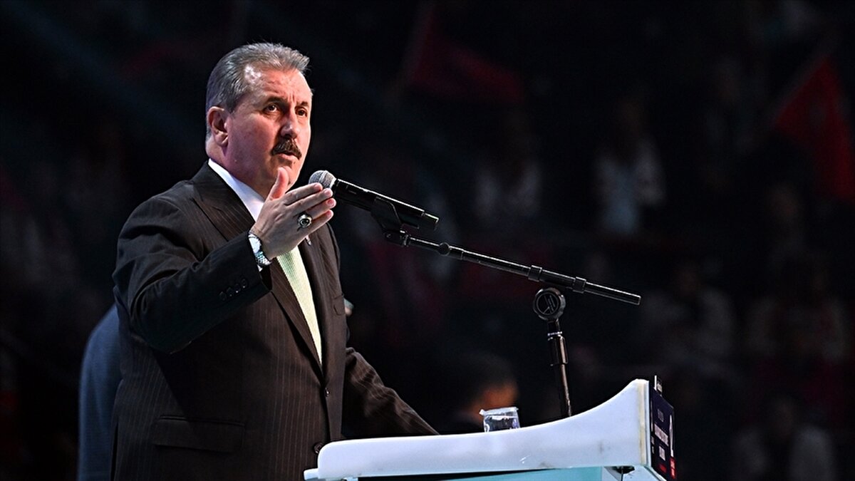 Mustafa Destici kaç yaşında ve nereli?<br>Mustafa Destici, 1 Ocak 1966 doğumlu olup 2025 yılı itibarıyla 59 yaşındadır. Anadolu kökenli Destici, Eskişehir’in küçük bir ilçesi olan Günyüzü’nden başlayarak Türkiye siyasetinin önemli isimlerinden biri haline geldi.