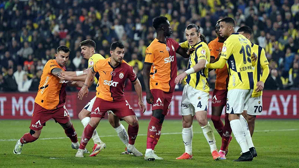 FENERBAHÇE-GALATASARAY MAÇI SAAT KAÇTA?<br><br>Fenerbahçe-Galatasaray maçı bu akşam saat 20:00'da başlayacak. Zorlu derbi Bein Sports 1 ekranlarından canlı yayınlanacak. 